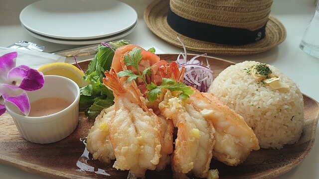 沖縄旅行　古宇利オーシャンタワーのレストランでの食事
