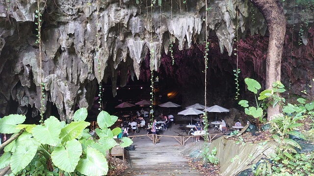 沖縄旅行　ガンガーラの谷の「ケイブカフェ」