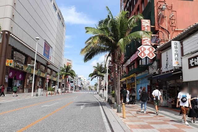 沖縄旅行　国際通りの様子