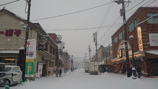 北海道旅行　雪の小樽境町通り商店街