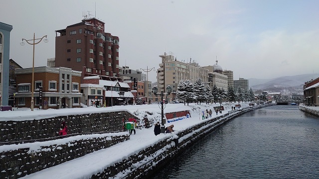 北海道旅行　雪の小樽運河の様子