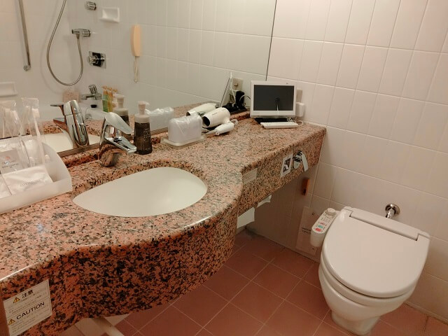 北海道旅行　札幌センチュリーロイヤルホテルのゲストルームの洗面所