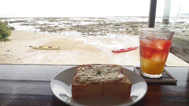 沖縄旅行　浜辺の茶屋での食事