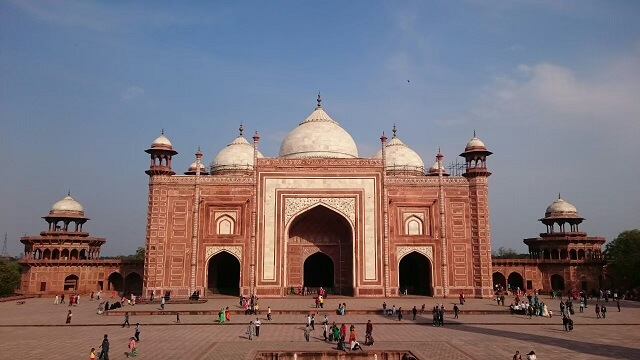 インドのタージ・マハル（Taj Mahal）のモスクと集会場