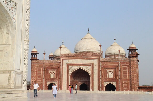 インドのタージ・マハル（Taj Mahal）のモスクと集会場