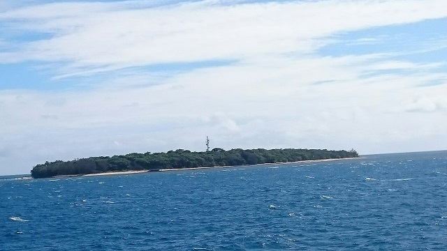 ケアンズのグリーン島ツアーへ向かう船から見えるグリーン島