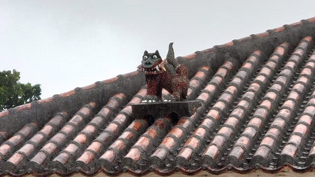 竹富島の屋根の上のシーサー