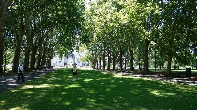 メルボルンの王立展示館の正面に広がるカールトン庭園