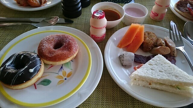 インドのジャイ マハル パレス ホテル (Jai Mahal Palace Hotel)での朝食