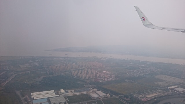 関西空港から上海浦東（シャンハイプードン）空港へ向かう飛行機
