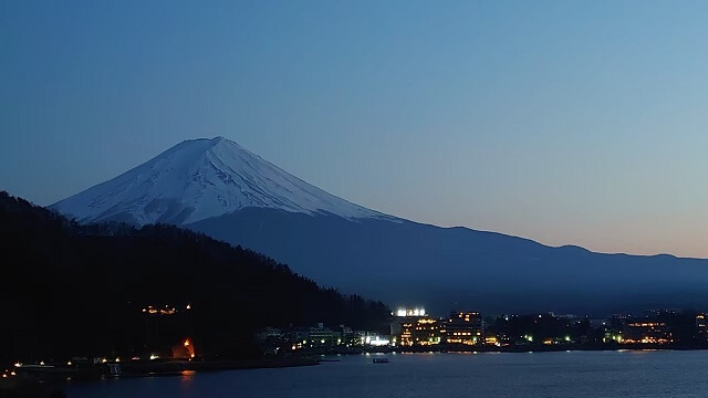 ホテル美富士園の客室から見た夜の富士山