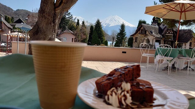 河口湖　音楽と森の美術館から見た富士山