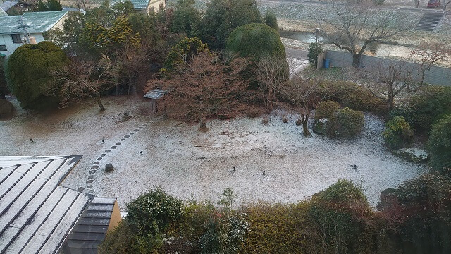 由布院山水館の庭に降った雪