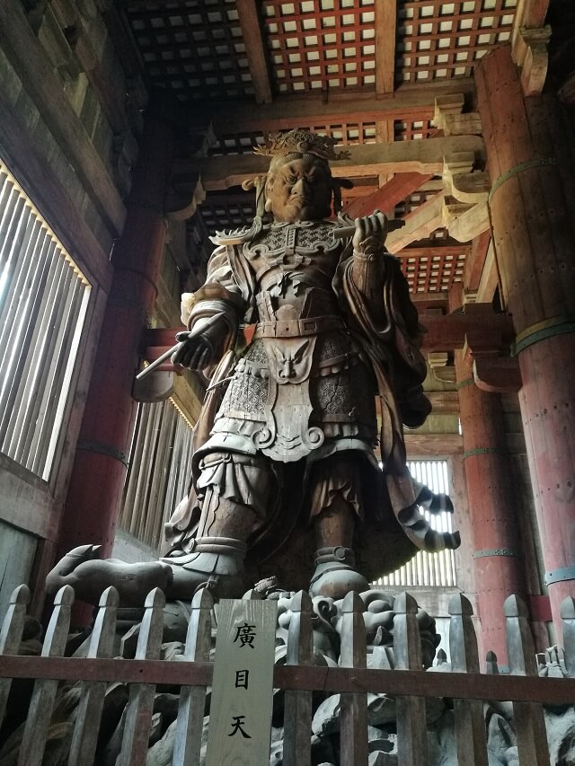 東大寺の大仏殿の四天王