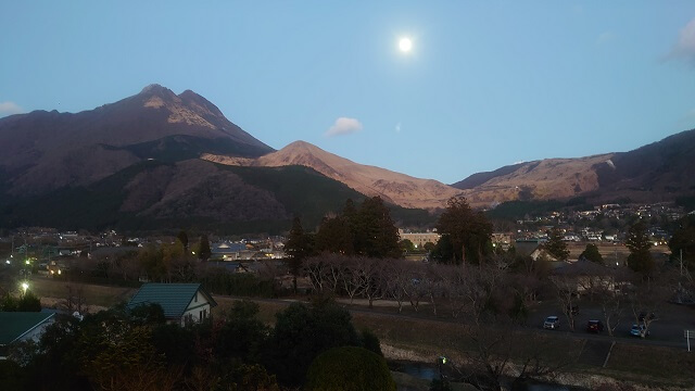 ゆふいん山水館の客室から見た夕方の由布岳