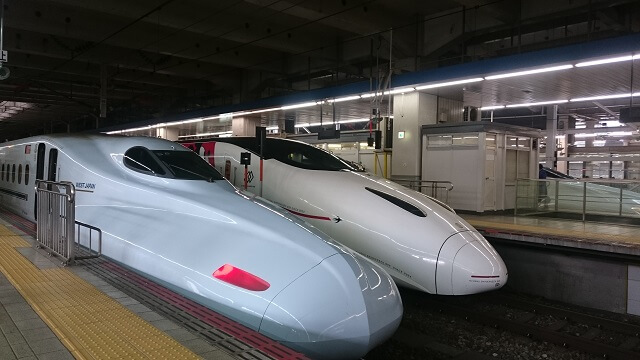 ＪＲ博多駅　九州新幹線の７００系（左）と８００系（右）の並び