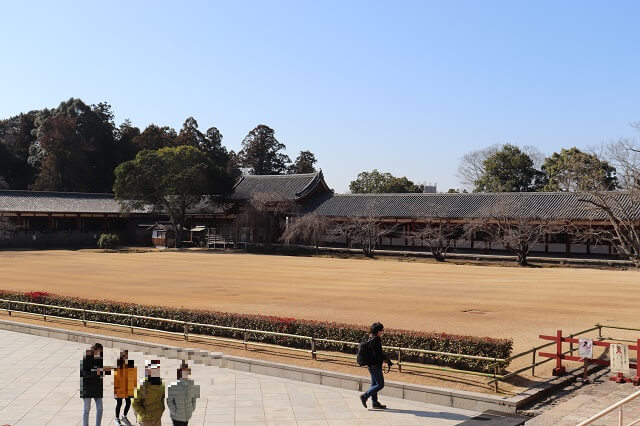 東大寺の中門と大仏殿との間にある庭園
