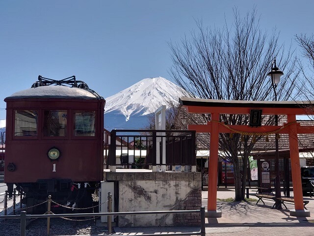 富士急河口湖駅から望む富士山