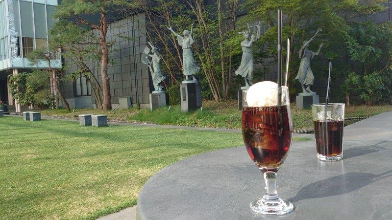 松本市美術館内の市民創造ひろば（中庭）にある「食堂＆カフェ・ヤムヤム」で注文したアイスコーヒー