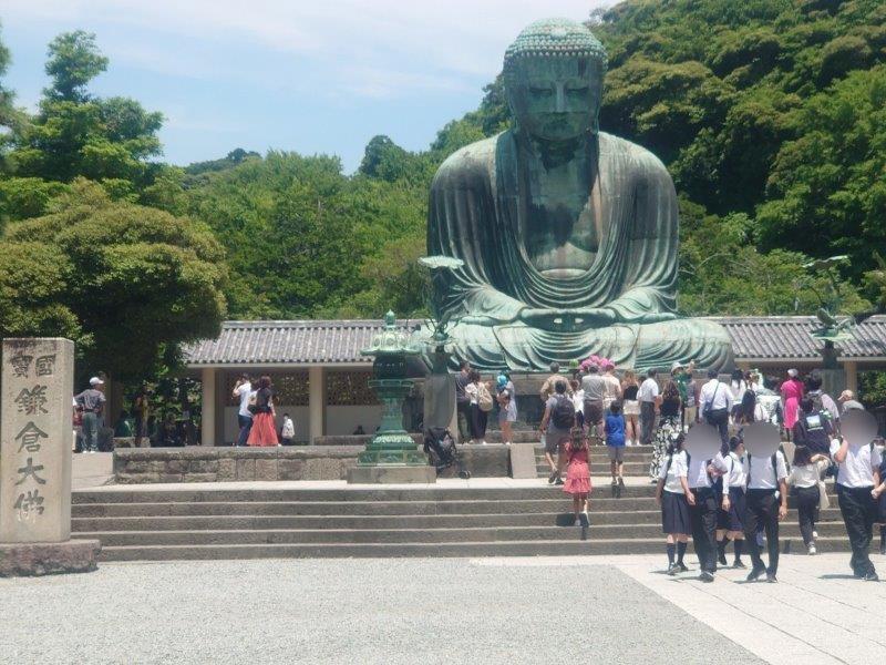 鎌倉大仏の前の観光客