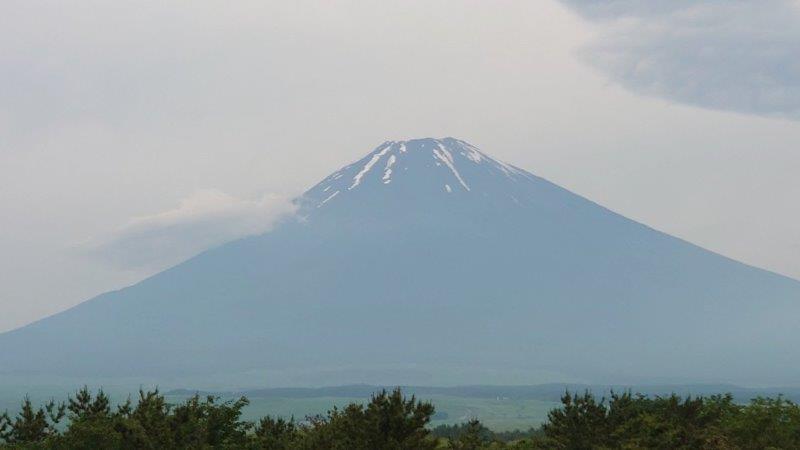 東名高速から見た富士山