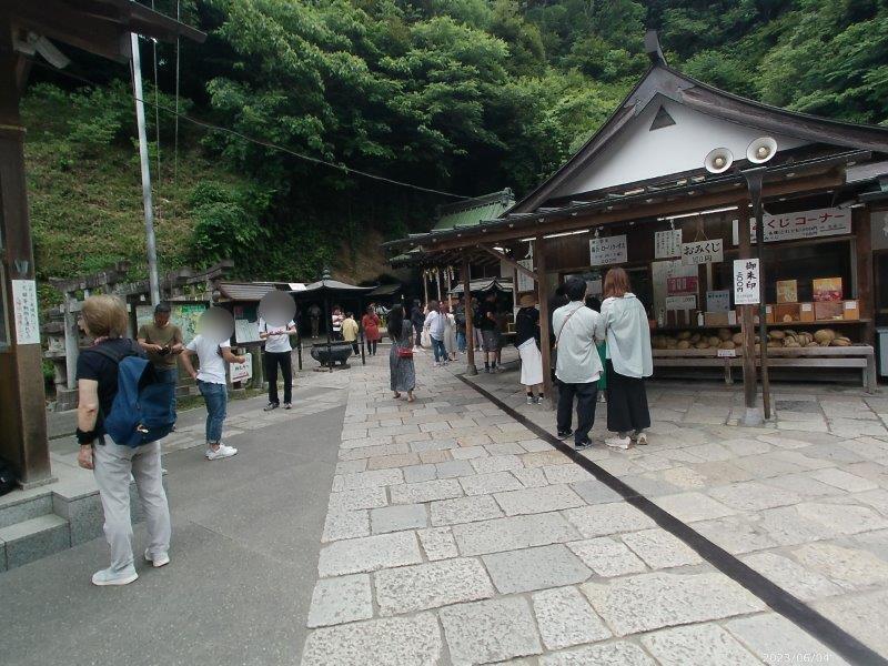 鎌倉の銭洗弁財天 宇賀福神社の境内