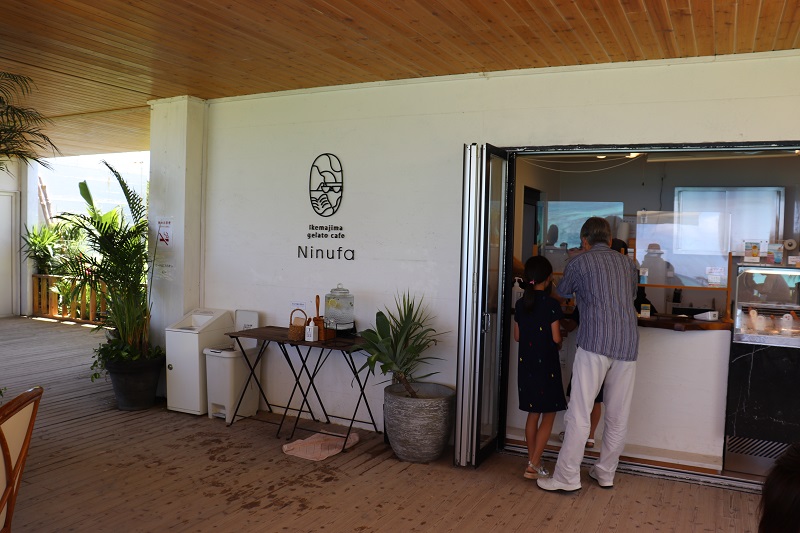 池間島にあるgelato cafe Ninufa(ジェラート カフェ ニヌファ)の店内の様子