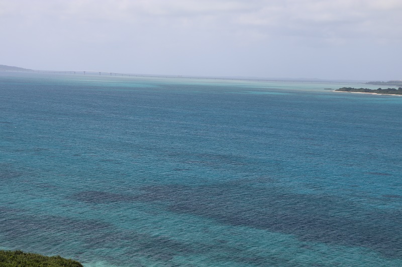 来間島の竜宮城展望台から見た来間ブルーの海と伊良部大橋