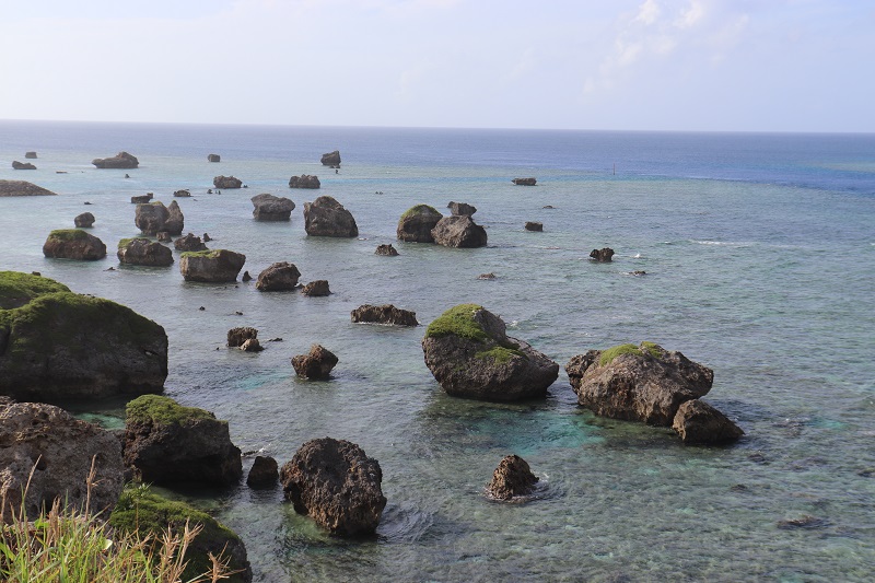 東平安名崎（ひがしへんなざき)の海岸にあるゴロゴロした岩