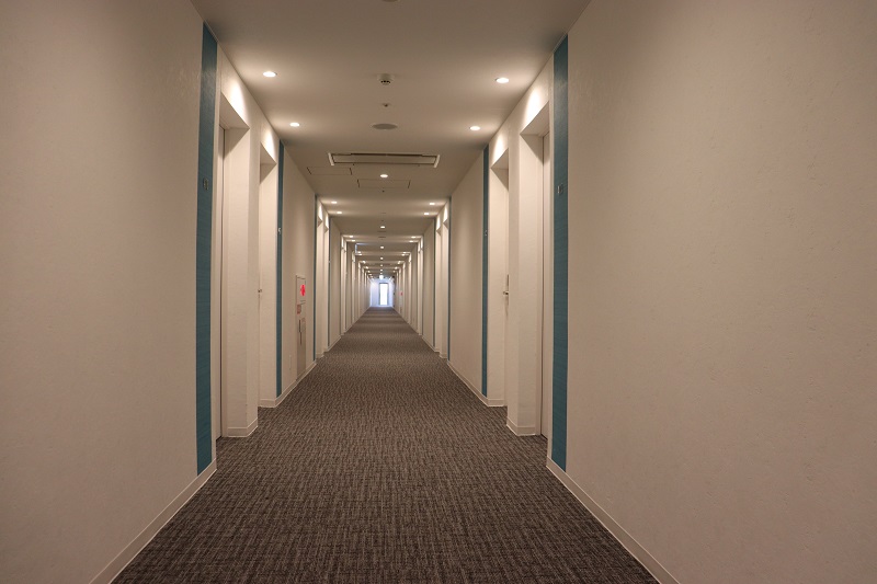 トリフィート宮古島リゾートの4階の客室前の廊下