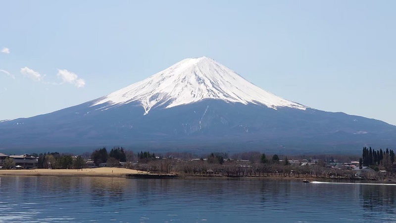 「河口湖　遊覧船」から見た富士山