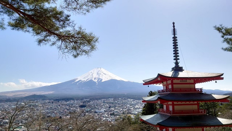 新倉山 浅間公園の忠霊塔と富士山
