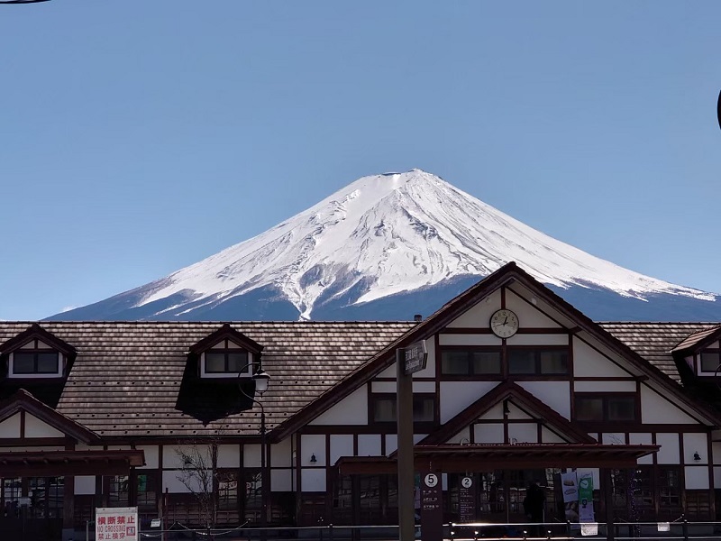 富士急河口湖駅から望む富士山