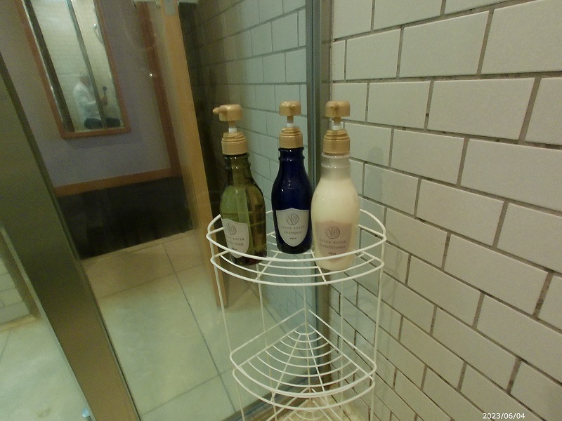 鎌倉プリンスホテルのゲストルームのシャワールームにあるシャンプー類