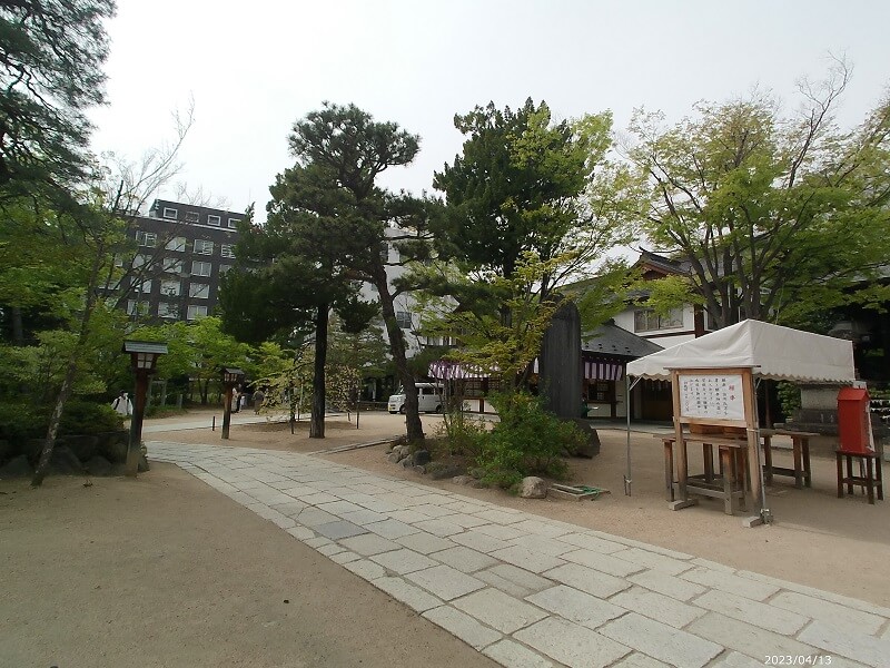 松本市の四柱神社（よはしらじんじゃ）の境内の様子