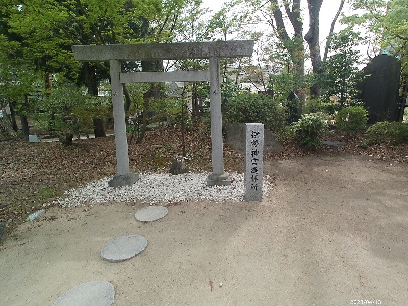 松本市の四柱神社（よはしらじんじゃ）の境内の様子