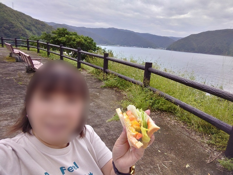 奄美大島の国直サンセットパークで昼食
