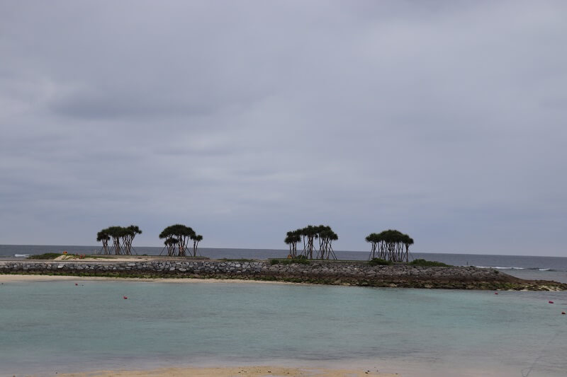備瀬のフクギ並木の防波堤の南端から見えるエメラルドビーチ