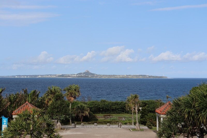 沖縄美ら海水族館から見える瀬底島