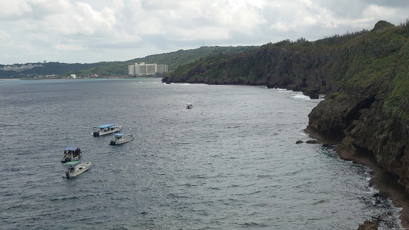 沖縄真栄田岬の青の洞窟付近の海
