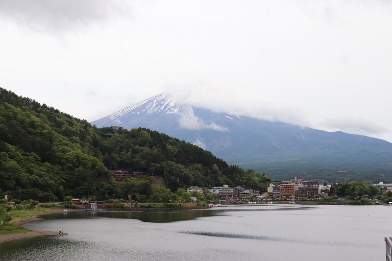 河口湖ホテルニューセンチュリーの客室のベランダから見た朝の富士山