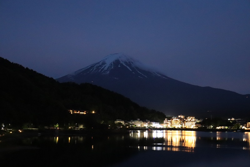 河口湖ホテルニューセンチュリーの客室のベランダからの夜の富士山な眺め