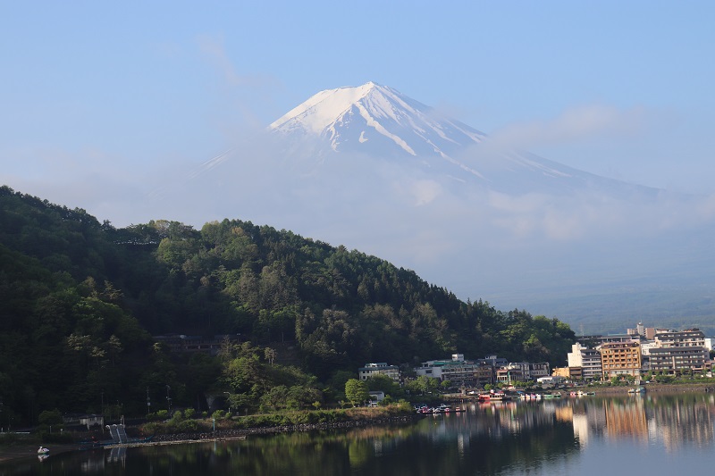河口湖ホテルニューセンチュリーの客室のベランダから見た朝の富士山