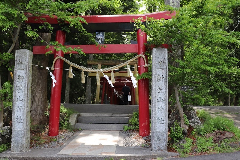 新屋山神社　1番目の鳥居