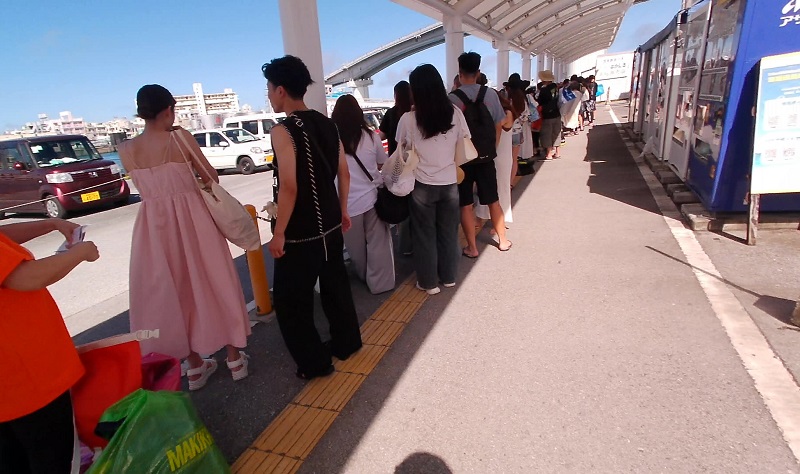 ナガンヌ島　乗船前の行列
