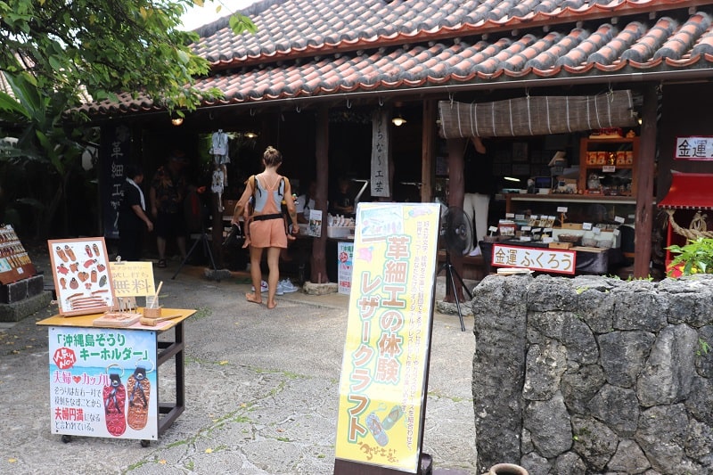 沖縄ワールド　レーザークラフトの店「うちなー工芸」