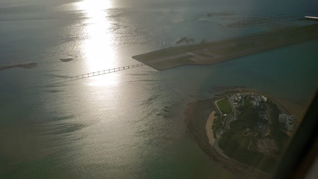 飛行機から見た瀬長島