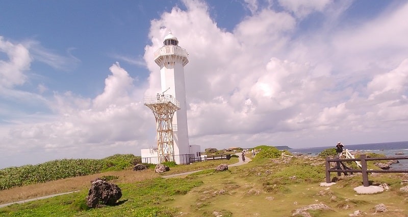 岬先端側から見た平安名埼灯台