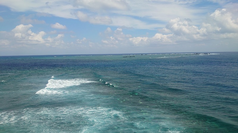 東平安名崎の北側の海の景色