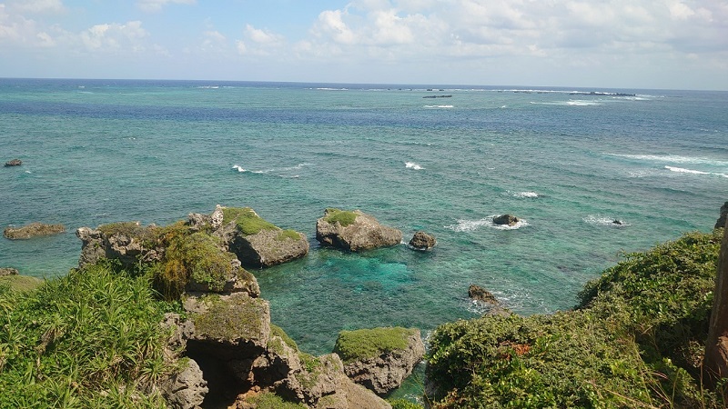 東平安名崎の北側の海の景色